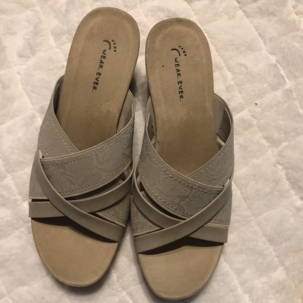 Wear Ever by Bare Traps “Goldy” Wedge Sandals Q5 - Picture 2 of 8